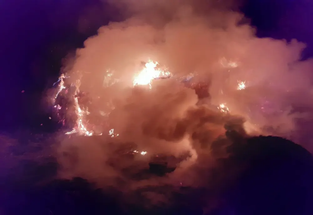 Incendiu violent într-un sat din Cluj: 50 de tone de baloţi de fân au ars din cauza unei ţigări
