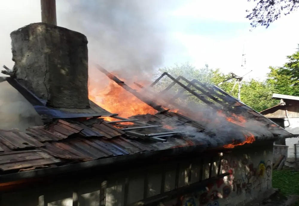 Casa de vacanţă cuprinsă de flăcări! Un bărbat a primit îngrijiri medicale la faţa locului (FOTO)