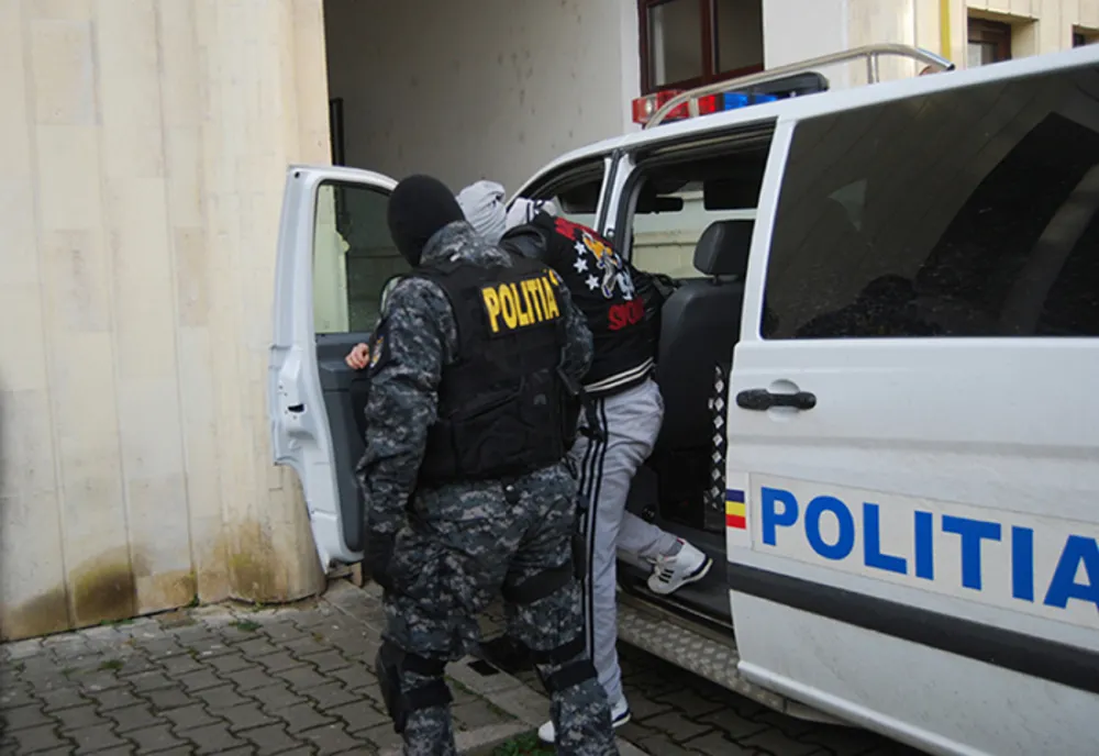 Percheziţii într-un dosar de proxenetism! Doi bărbaţi au fost reţinuţi