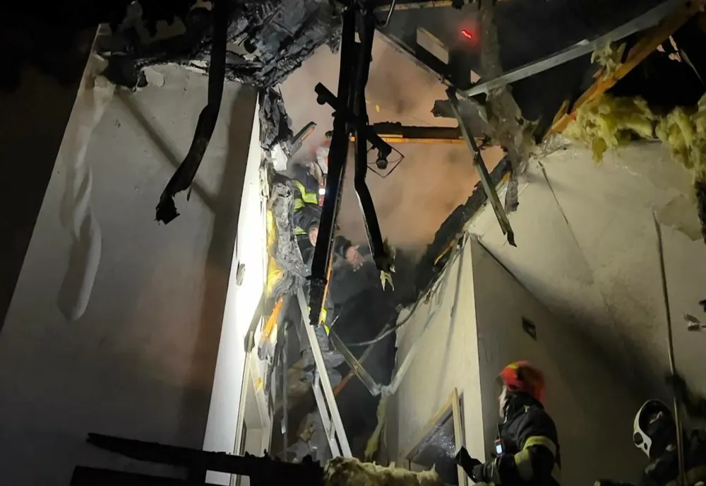 Casă cuprinsă de flăcări! Au intervenit pompierii cu două autospeciale (FOTO)