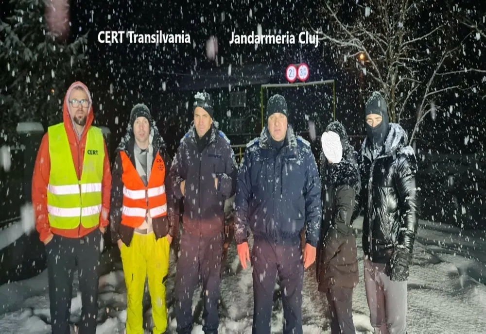 Turiști recuperați de jandarmii clujeni! Au rămas blocați cu ATV-ul în zăpadă pe un drum forestier (FOTO)