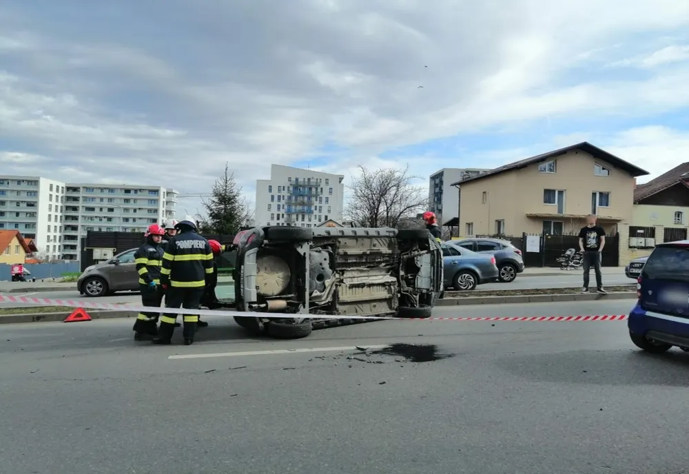 Accident cu 3 mașini pe Calea Turzii din Cluj-Napoca! Unul dintre șoferi s-a răsturnat