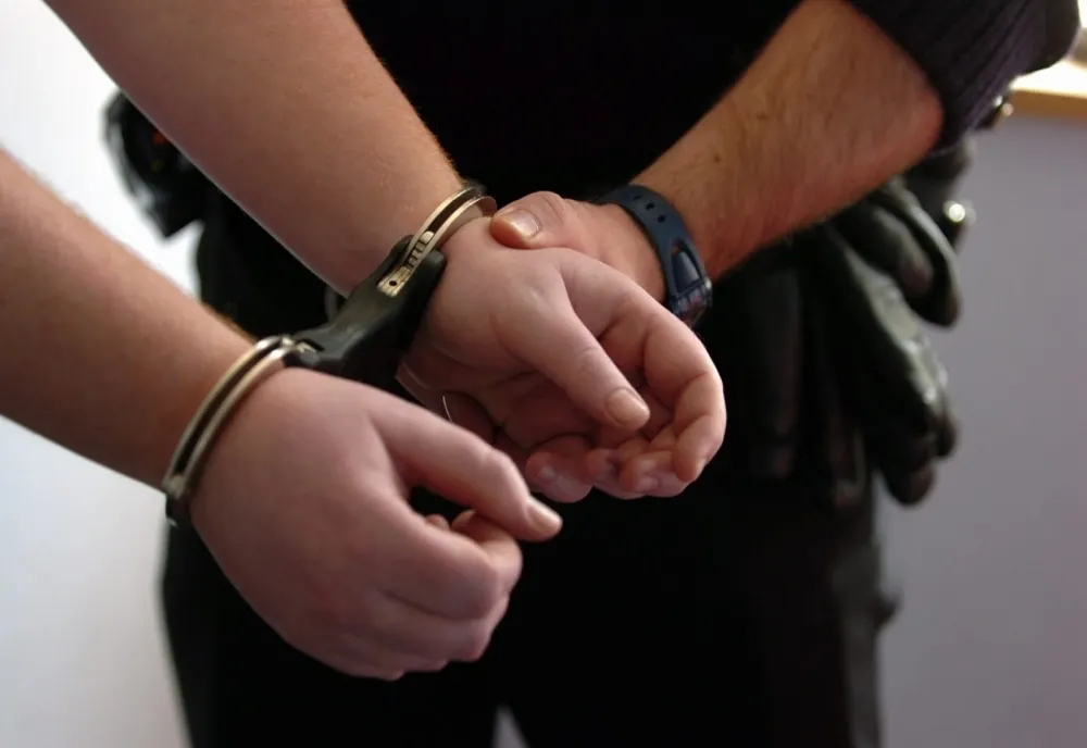 Bărbat din Turda arestat după ce a încercat să întreţină relaţii sexuale cu o minoră
