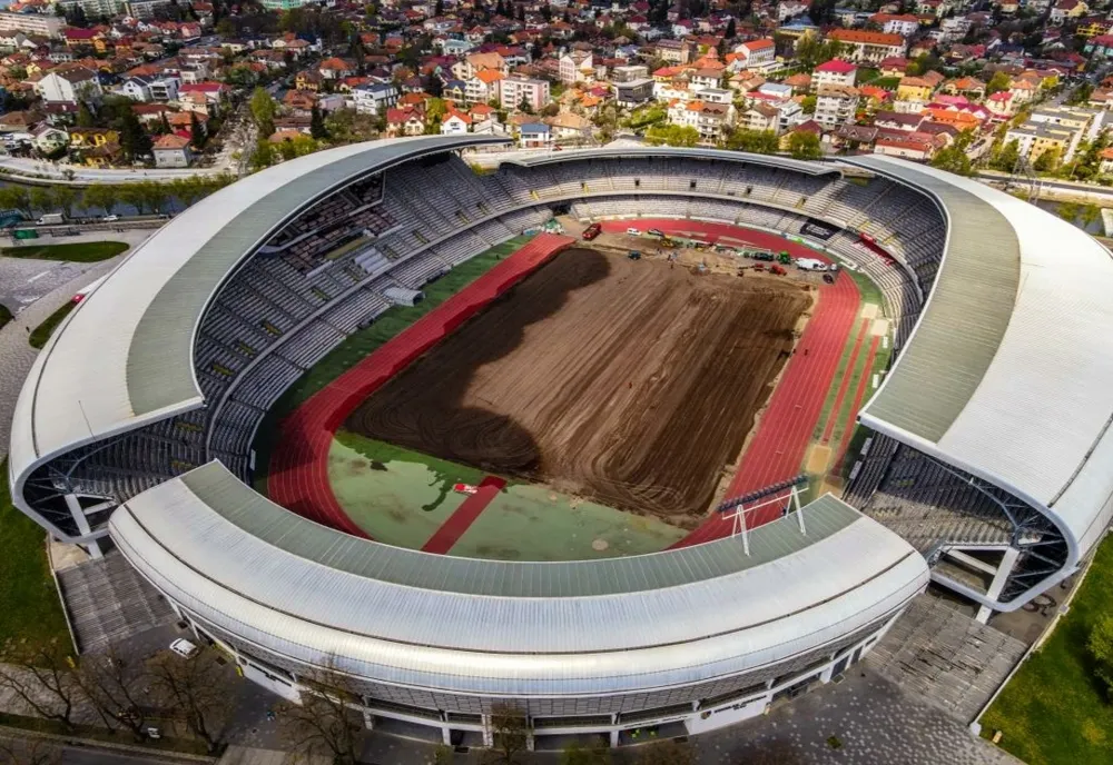 A început montarea rulourilor de gazon la stadionul Cluj Arena (FOTO)