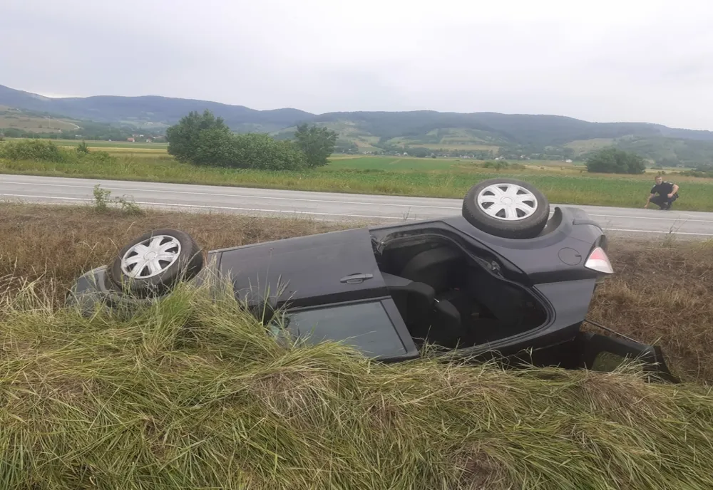 Femeie rănită după ce s-a răsturnat cu maşina în localitatea Câţcău
