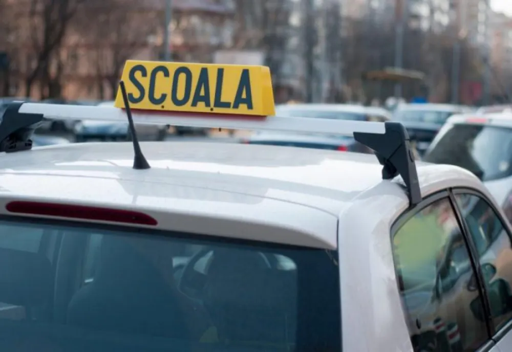 O femeie a făcut stop-cardiac în timpul examenului pentru permis auto. Polițistul examinator i-a salvat viața