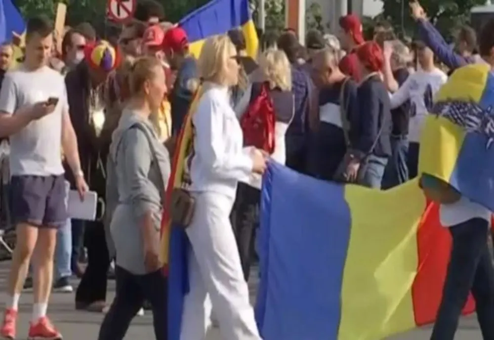 SUTE DE PERSOANE, PREZENTE ÎN PIAȚA CONSTITUȚIEI LA UN MITING DE ZIUA LUI CĂLIN GEORGESCU