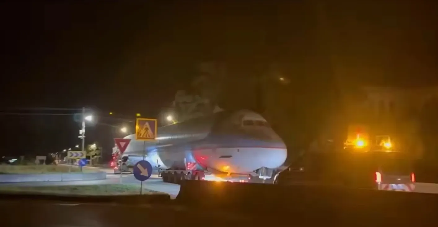 Un avion fără aripi pe șosea. Foto/Captură video
