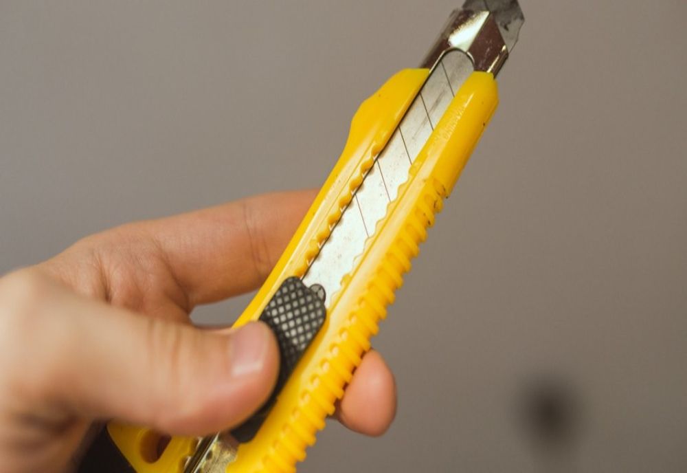 Asistent social atacat cu un cutter! Agresorul a sunat la 112 şi i-a aşteptat pe poliţişti