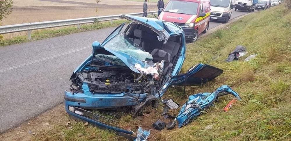 FOTO | Grav accident pe un drum comunal din Cluj! O tânără de 21 de ani şi-a pierdut viaţa