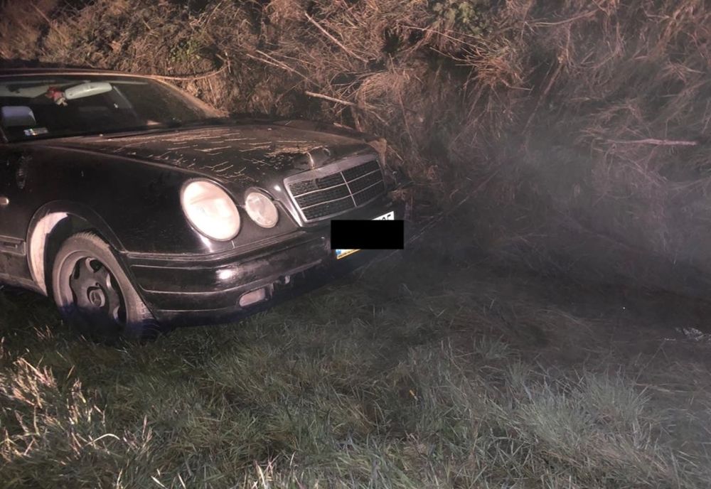 Accident în judeţul Cluj! Un bărbat din Ucraina a fost rănit după ce a ieşit cu maşina de pe drum (FOTO)