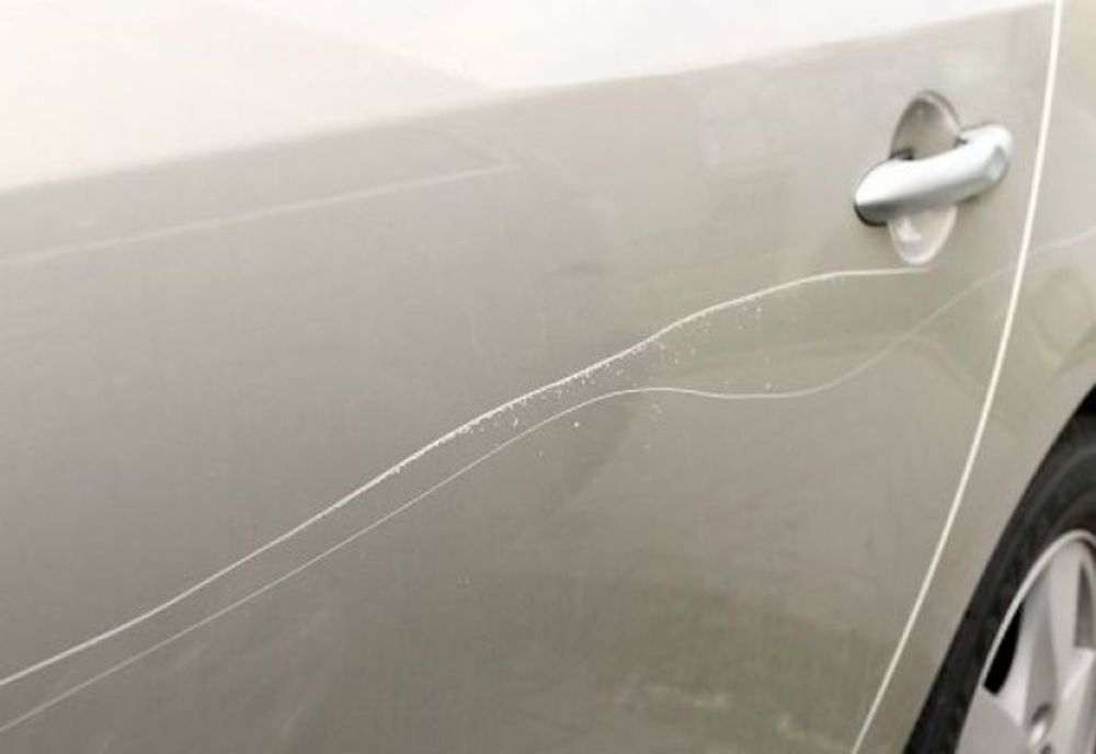 O femeie din Sibiu a zgâriat 9 maşini parcate pe o stradă din Cluj-Napoca! Prejudiciu de aproape 35.000 de lei