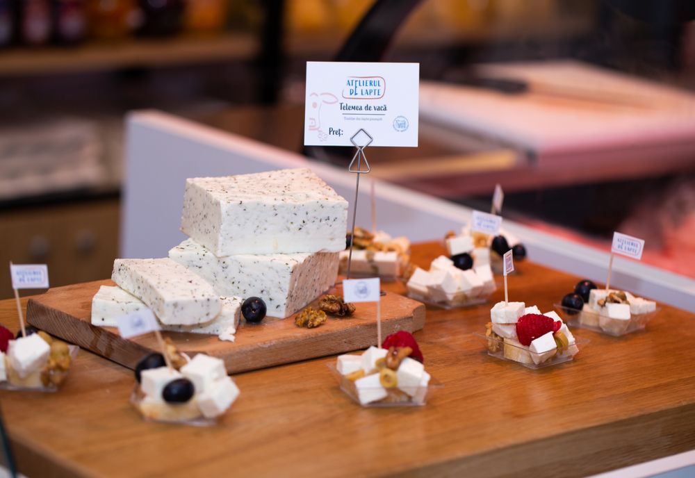 Frăţia Bacilor Ardeleni a deschis primul magazin în Cluj în care vinde brânzeturi artizanale