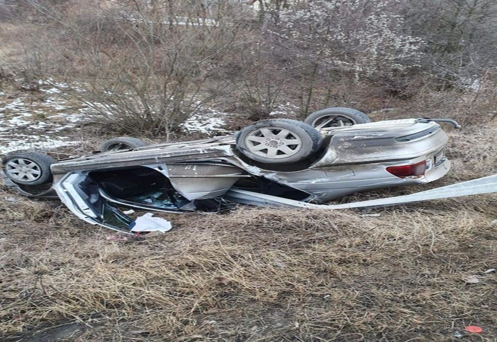 FOTO | Grav accident la intrare în Cluj! Două persoane rănite după ce s-au răsturnat cu maşina