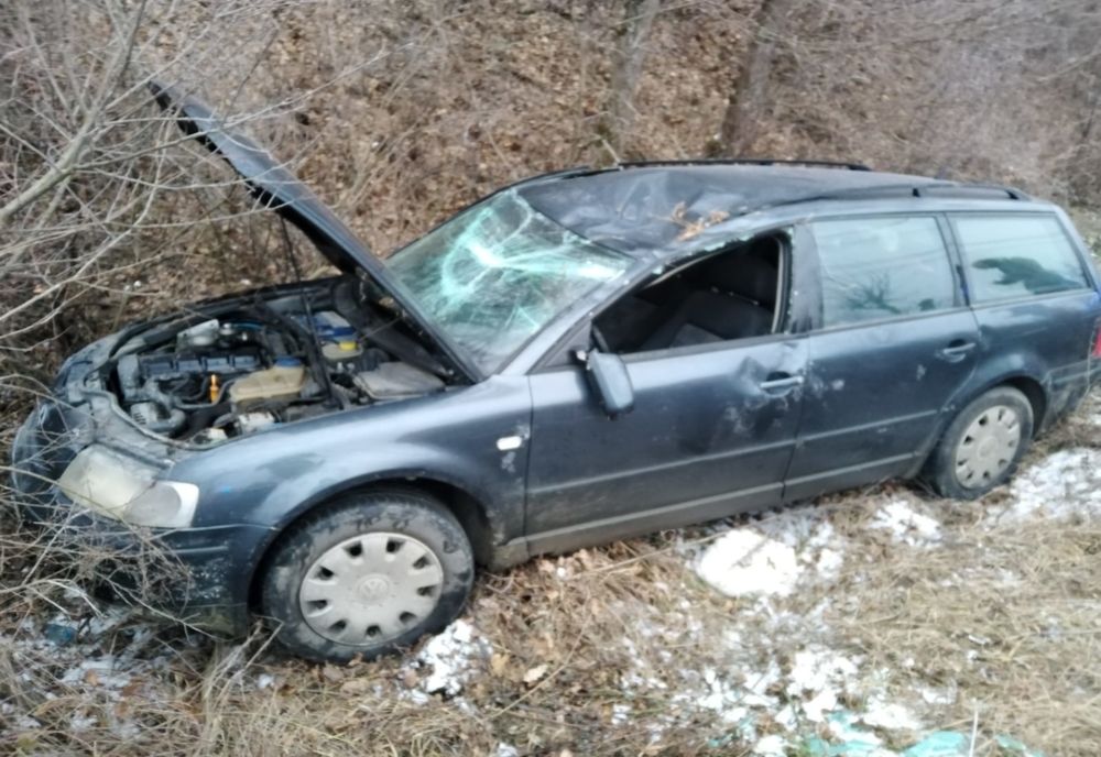 FOTO | Accident la intrare în Dej! Un şofer s-a răsturnat cu maşina