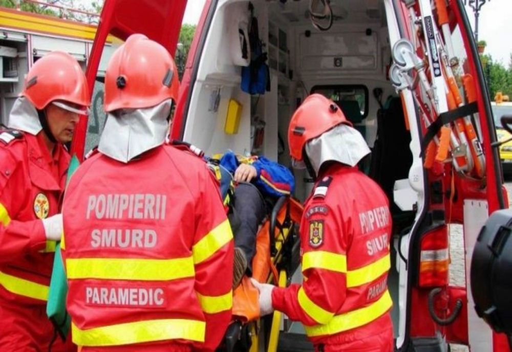 Tânăr rănit după ce a căzut dintr-o clădire aflată în construcţie