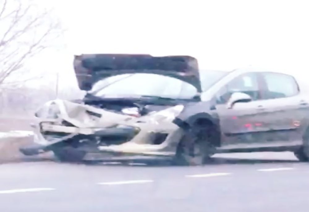 Şoferiţă de 23 de ani rănită într-un accident rutier (FOTO)