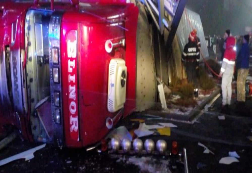 Grav accident în Huedin! Un autotren care transporta porci s-a răsturnat (FOTO/VIDEO)