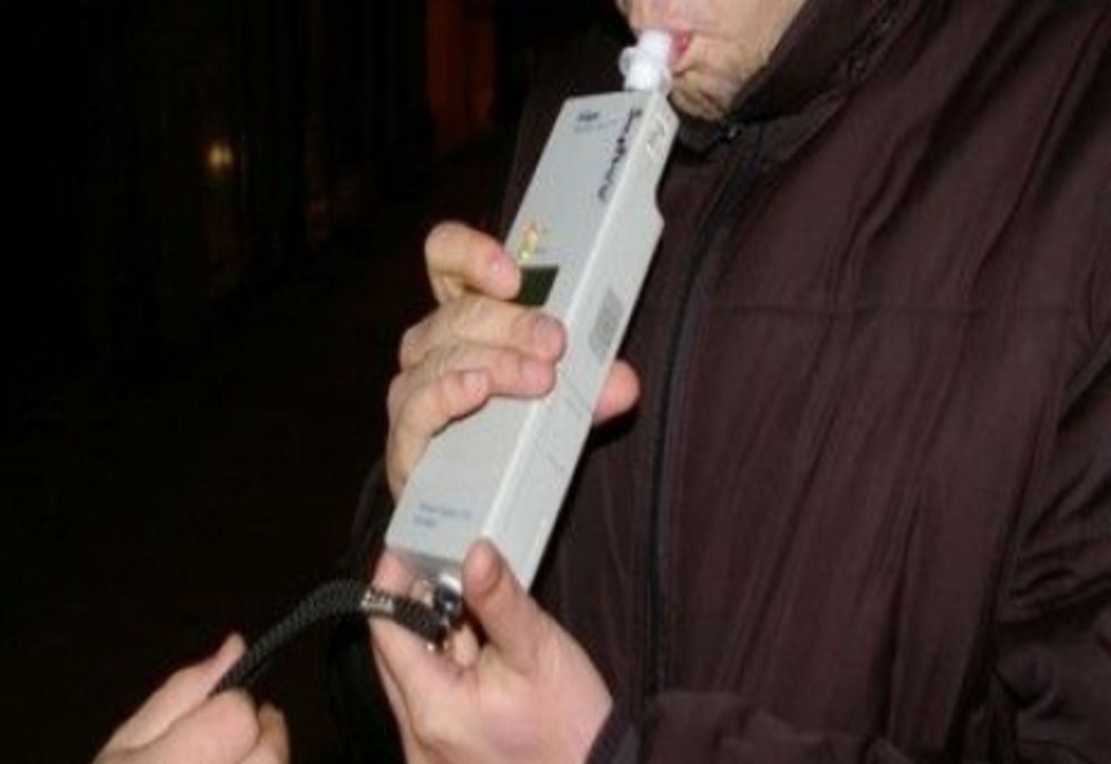 Amplă acţiune a poliţiştilor clujeni! Aproape 900 de şoferi au fost testaţi cu aparatul alcooltest