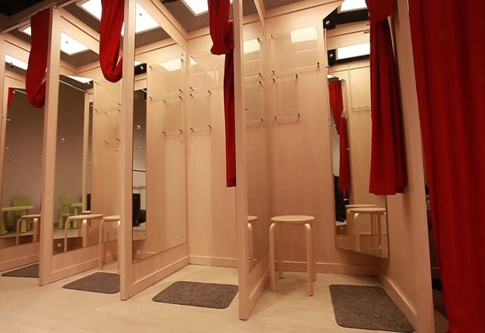 Poliţist prins în timp ce se masturba într-o cabină de probă a unui magazin din Iulius Mall Cluj-Napoca