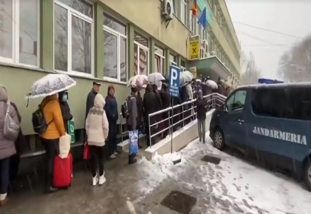 VIDEO | Cozi de zeci de metri, în frig și ninsoare, la Institutul Oncologic din Cluj-Napoca