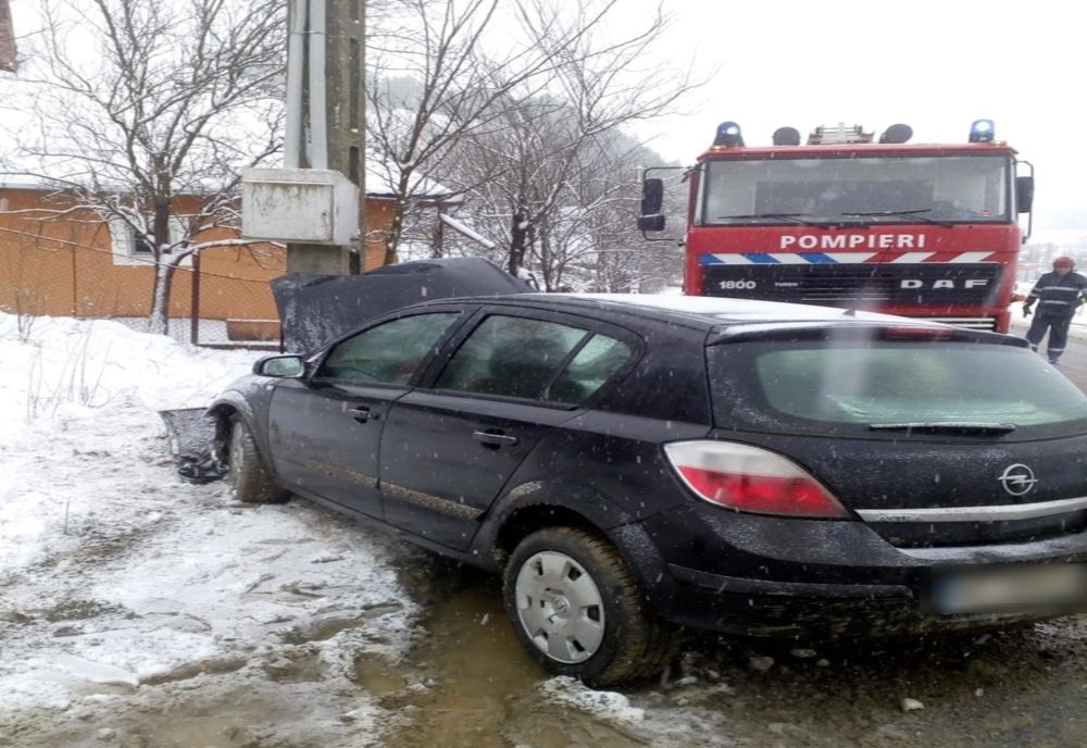 FOTO | Accident în Mociu! O persoană rănită după ce o maşină a derapat