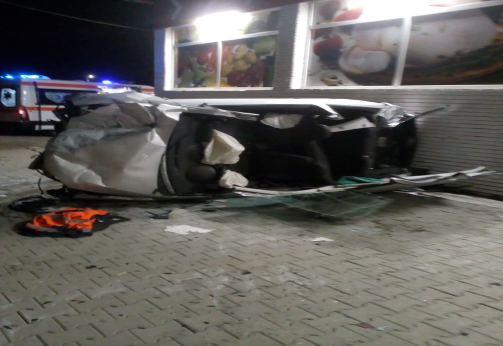  FOTO | Accident grav în judeţul Cluj! Un şofer băut a "zburat" cu maşina într-un magazin