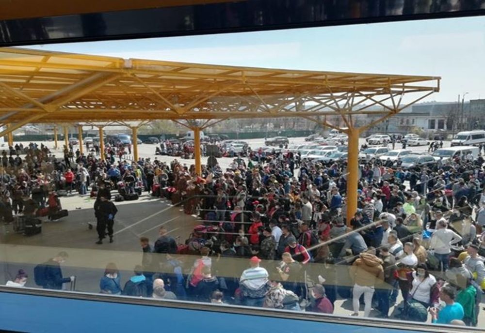 FOTO | Mii de români se întorc în Germania! Aşteaptă avioanele pe Aeroportul Cluj 