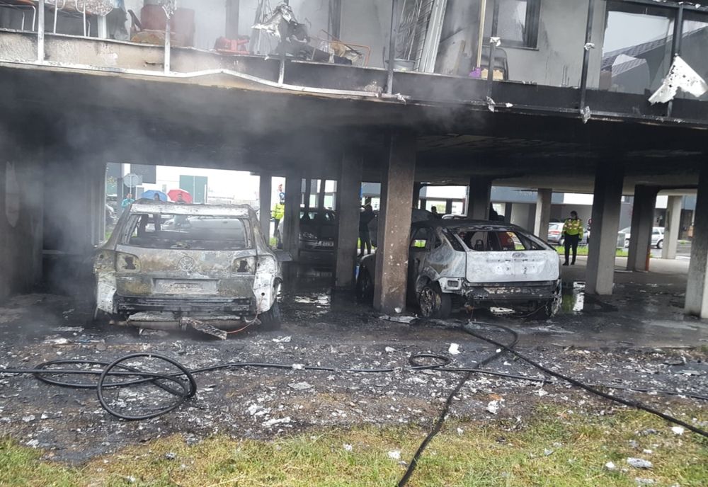 FOTO | Incendiu violent într-un bloc din Sânnicoara! Două maşini au fost distruse de flăcări
