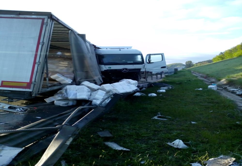 FOTO | Accident pe Autostrada A3! Un camion a fost făcut praf