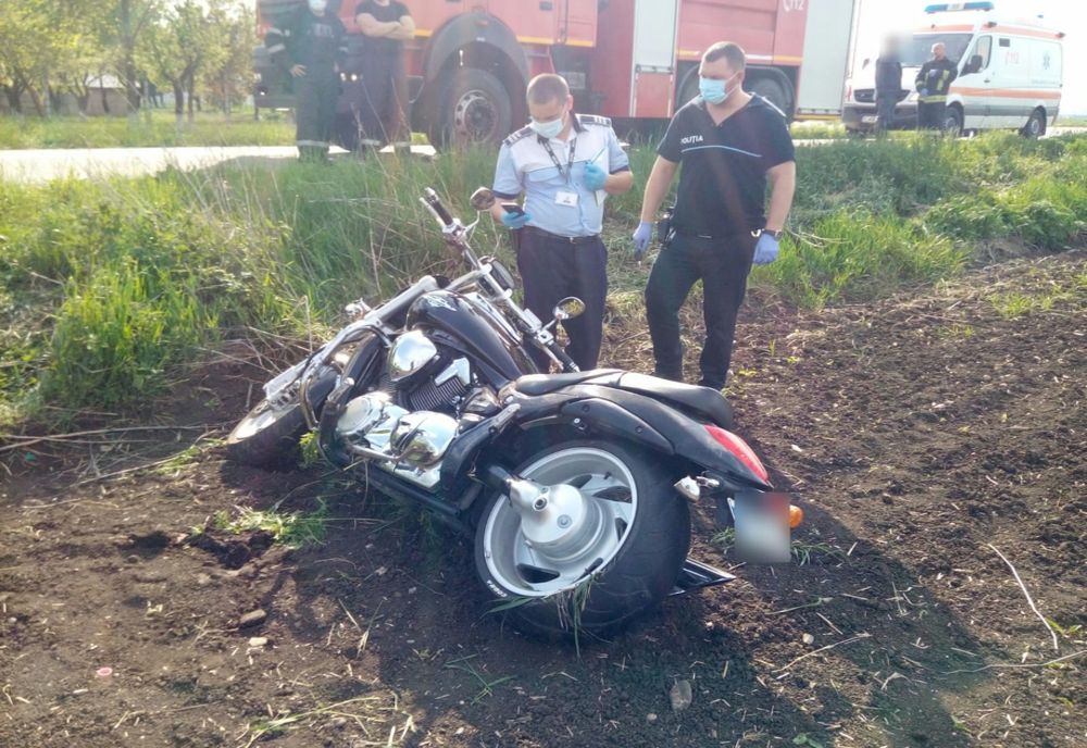 FOTO | Doi răniţi în urma unui accident de motocicletă produs de o femeie fără permis