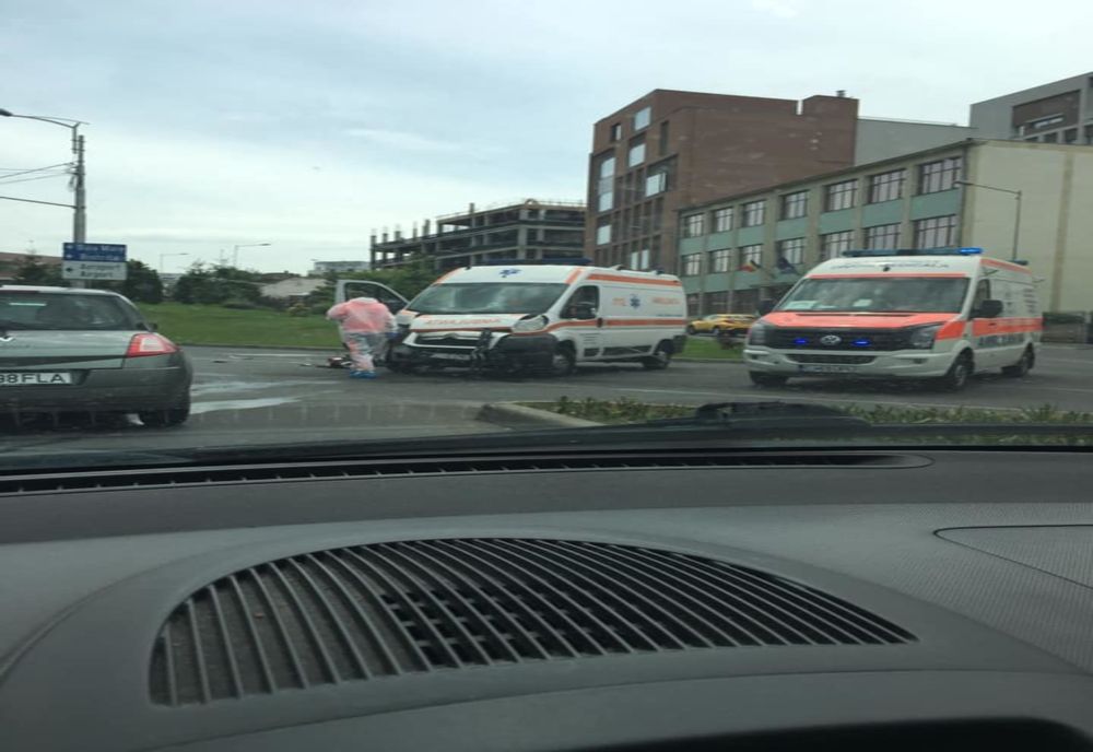 FOTO | Accident în Cluj-Napoca! O asistentă medicală a fost rănită după impactul dintre o ambulanţă şi un autoturism 