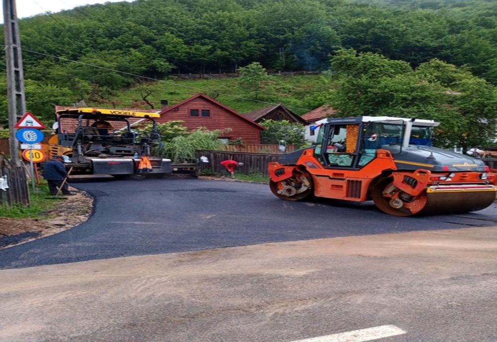 A demarat asfaltarea sectorului de drum județean Mărişel – Măguri Răcătău