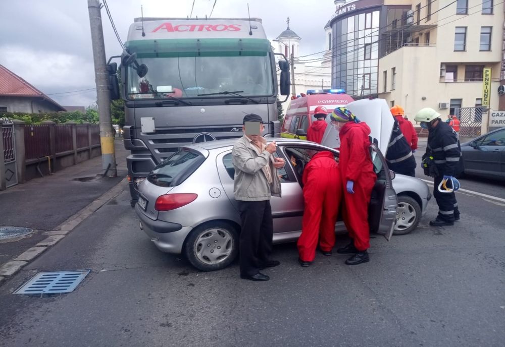 FOTO | Maşină lovită de un autotren la intrare în Cluj-Napoca! O femeie a fost rănită