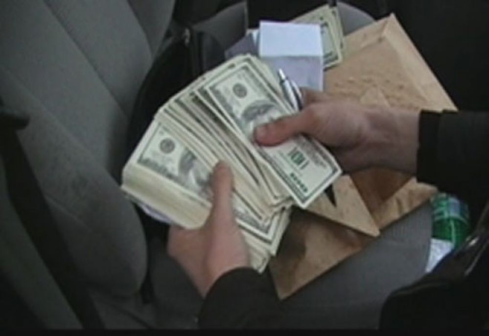 Persoane din Cluj reţinuţe după ce au încercat să cumpere fructe şi legume cu dolari falsificaţi