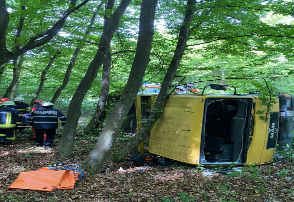 FOTO | Accident în Gheorgheni! Un bărbat a fost grav rănit după ce s-a răsturnat cu camionul 