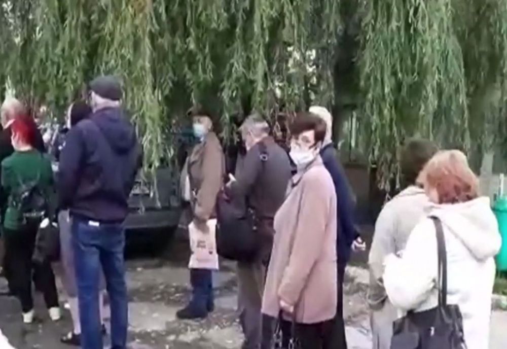 Coadă uriaşă la Institutul Oncologic din Cluj! Sute de persoane stau la rând să îşi facă testul COVID-19