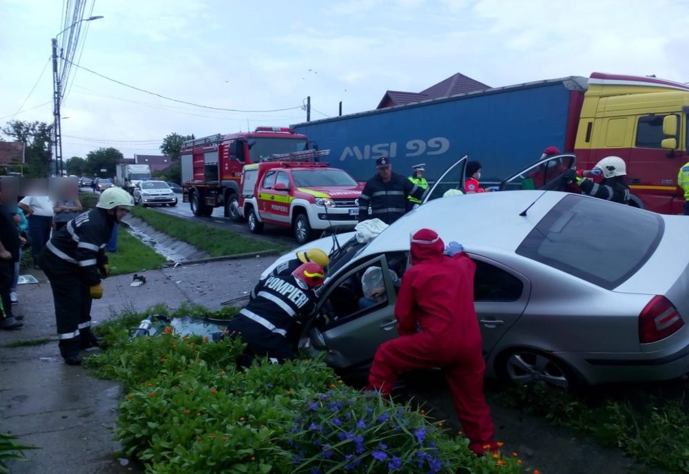 FOTO | Accident în Urișor! Două persoane au fost rănite şi au ajuns la spital