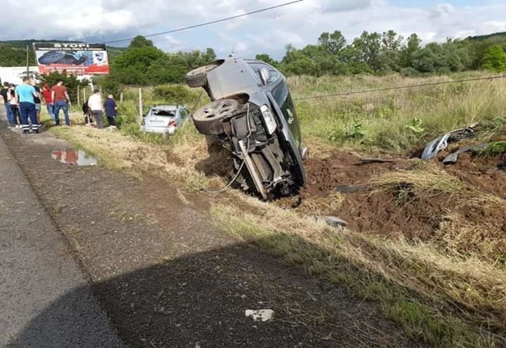 FOTO | Accident în Baciu după o depășire! Mașinile au ieșit în decor