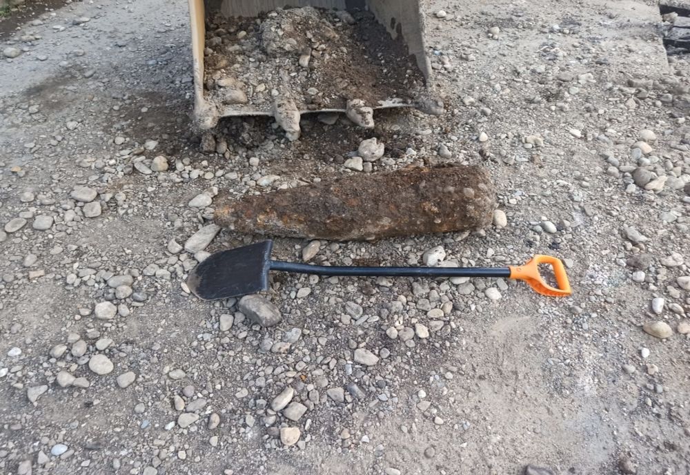  FOTO | Proiectil extrem de periculos găsit pe o stradă din Câmpia Turzii! Are peste 100 de kilograme