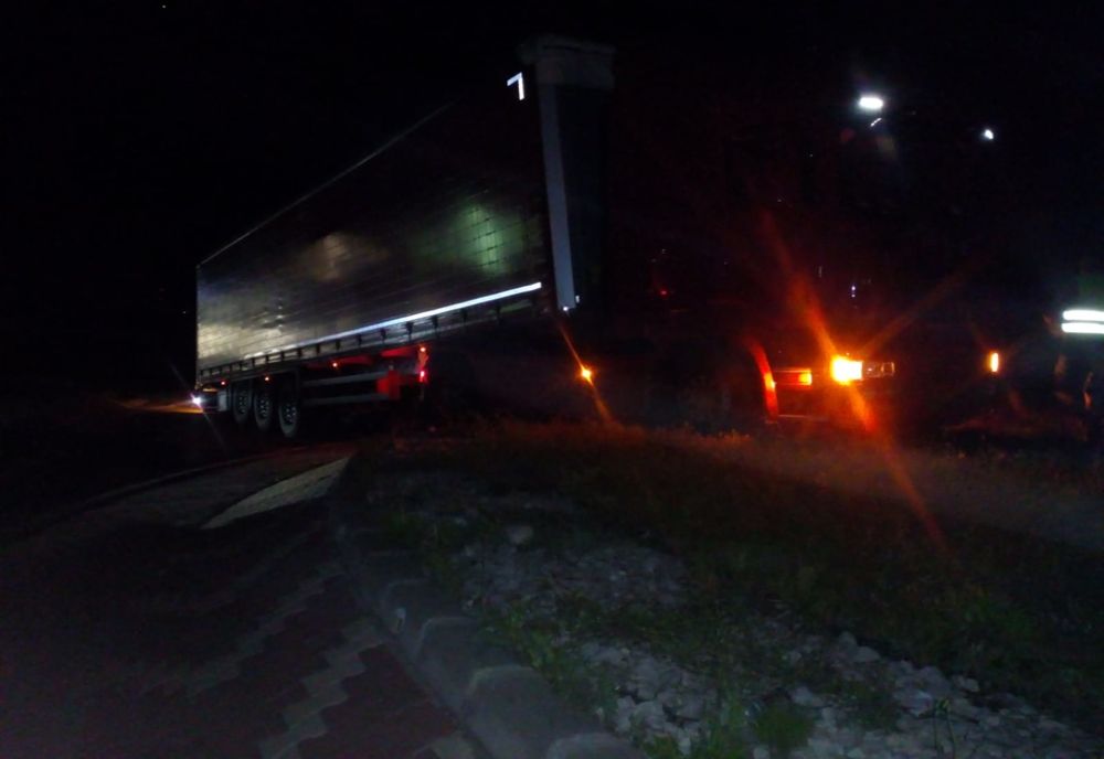 FOTO | Accident pe Autostrada A3! Un camion a intrat direct în sensul giratoriu