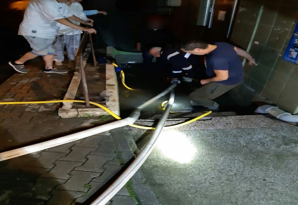 FOTO | Intervenţie a pompierilor: subsolul unei clădiri din Dej inundat din cauza ploii abundente