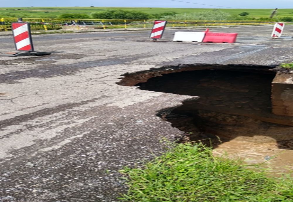 FOTO | Inundaţii în Călăţele! Podul din Călata a fost parţial rupt