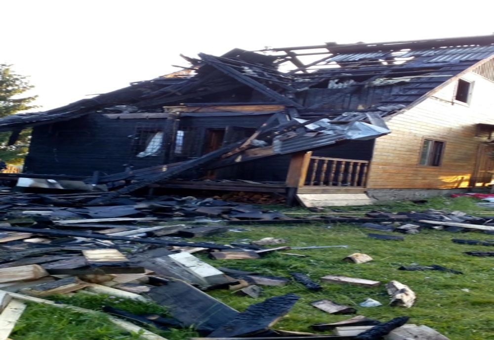FOTO | Cabană din Mărișel distrusă de un fulger 