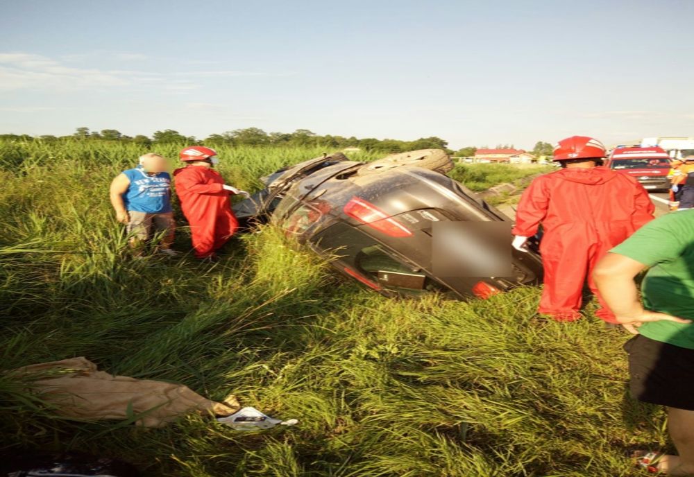 FOTO | Accident cu două mașini în Bologa! Unul din autoturisme s-a răsturnat 