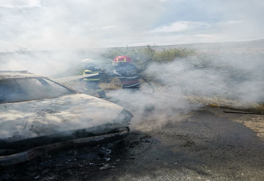 FOTO | Maşină distrusă de un incendiu între localitățile Gădălin și Vișea