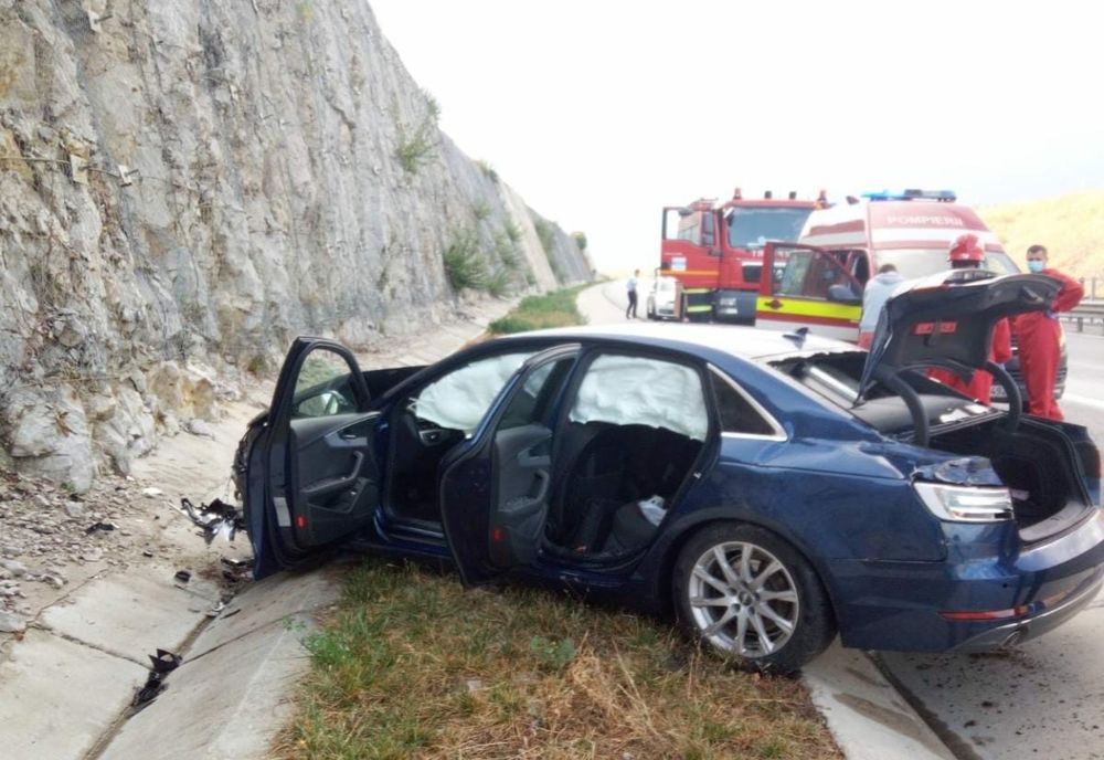 FOTO | Accident pe Autostrada A3! Coliziune între o maşină şi un ansamblu de autovehicule 