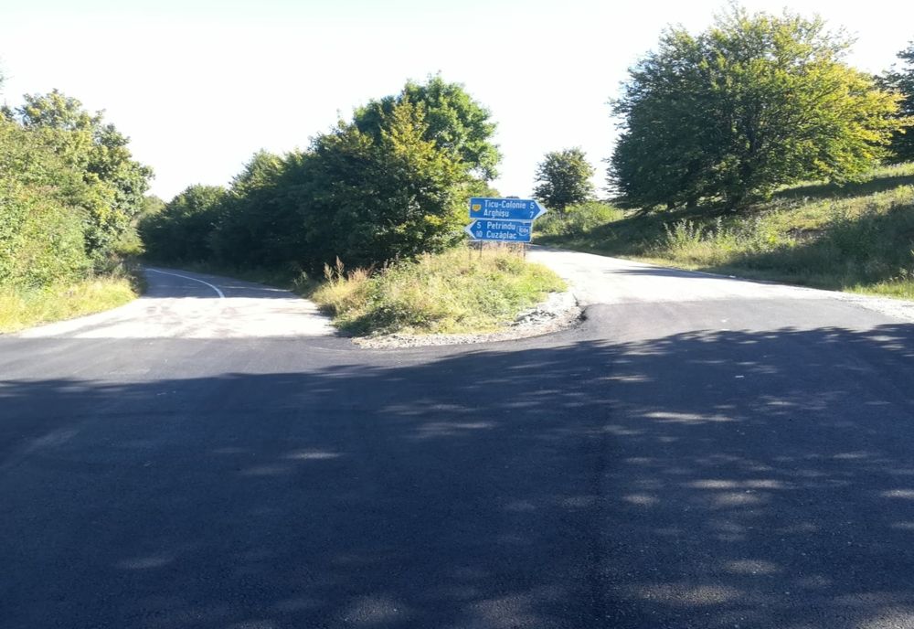 Au fost finalizate lucrările de asfaltare pe drumul judeţean Aghireş – limită cu judeţul Sălaj