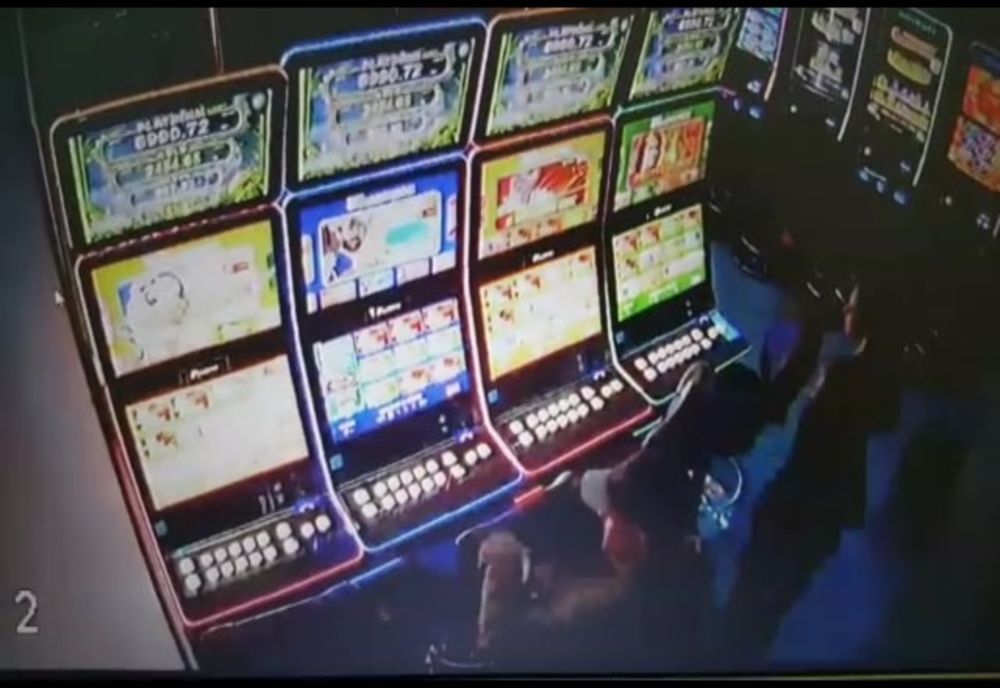 Tâlhărie la o sală de jocuri din Cluj-Napoca! Un bărbat a furat 16.000 de lei