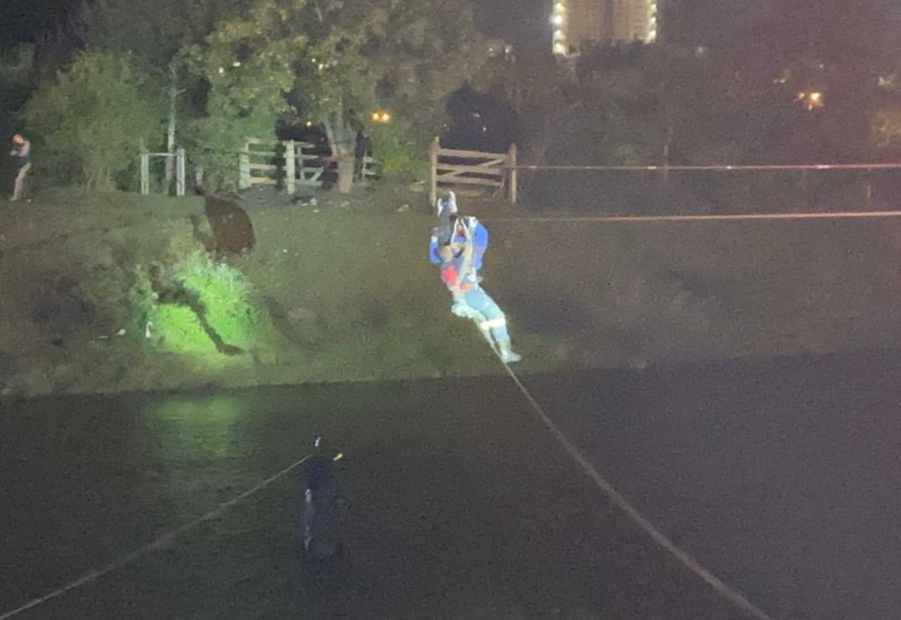 Misiune de salvare la Cluj! Un tânăr a rămas agățat de un cablu deasupra râului Someșul Mic 